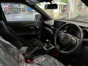 Interior mobil baru dengan pelindung