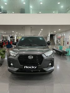 daihatsu rocky Mobil SUV modern berwarna abu-abu